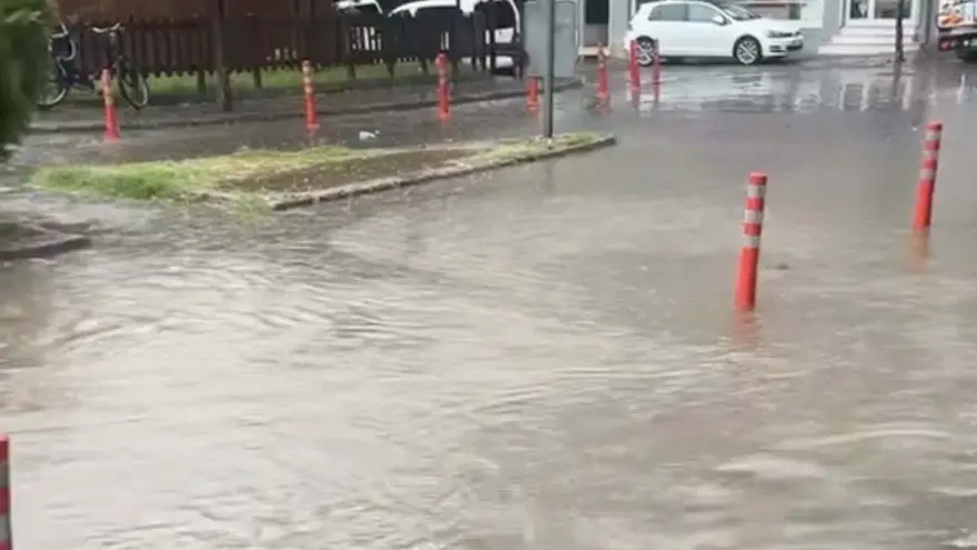 Aydın'da şiddetli sağanak: Yollar göle döndü Aydın'da şiddetli sağanak: Yollar göle döndü