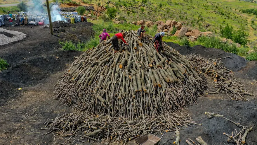 Ekmeklerini mangal kömüründen çıkarıyorlar 25