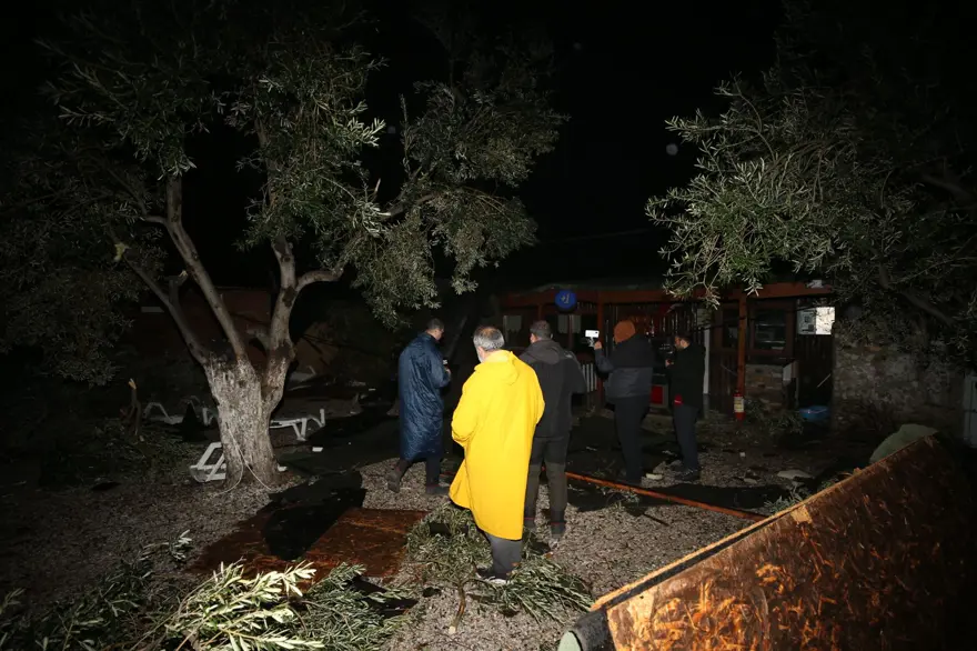 Fırtına birçok ilde etkili oldu: İstanbul'da gemi karaya oturdu 14