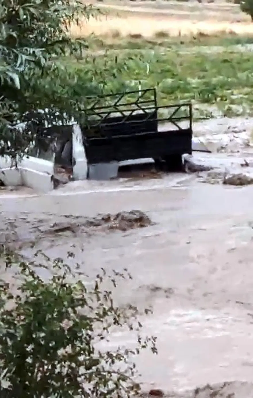 Kuvvetli sağanak birçok ilde hayatı felç etti: Sele kapılan 3 kişi hayatını kaybetti, 1 bebek kayıp 36