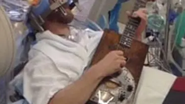 Beyin ameliyatında gitar çaldı