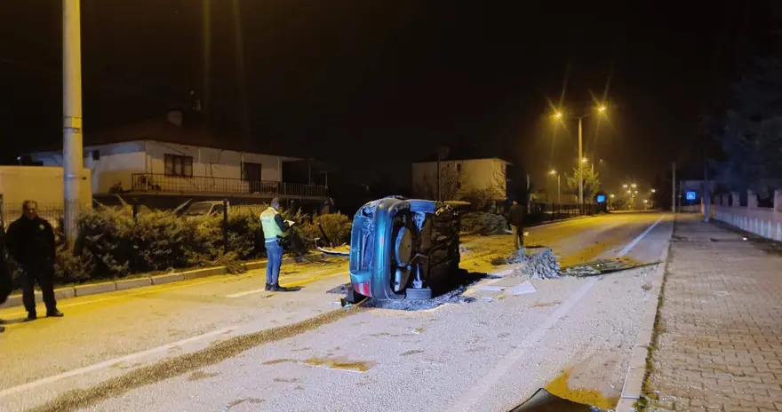 Refüjdeki ağaçlara çarpıp hurdaya dönen otomobilin sürücüsü hayatını kaybetti 1