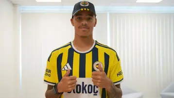 Fenerbahçe'nin yeni transferi Mason Greenwood, İstanbul'a geldi. Taraftarlardan coşkulu karşılama