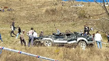 Yoldan çıkan kamyonet, 70 metreden yuvarlandı: 2 kişi hayatını kaybetti