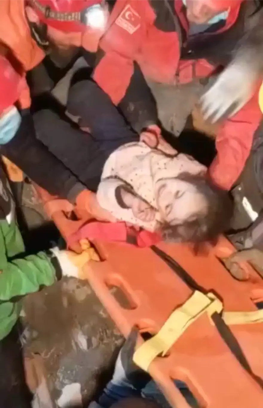 141. SAATTE ANNE VE 5 YAŞINDAKİ KIZI ENKAZDAN ÇIKARTILDI 84