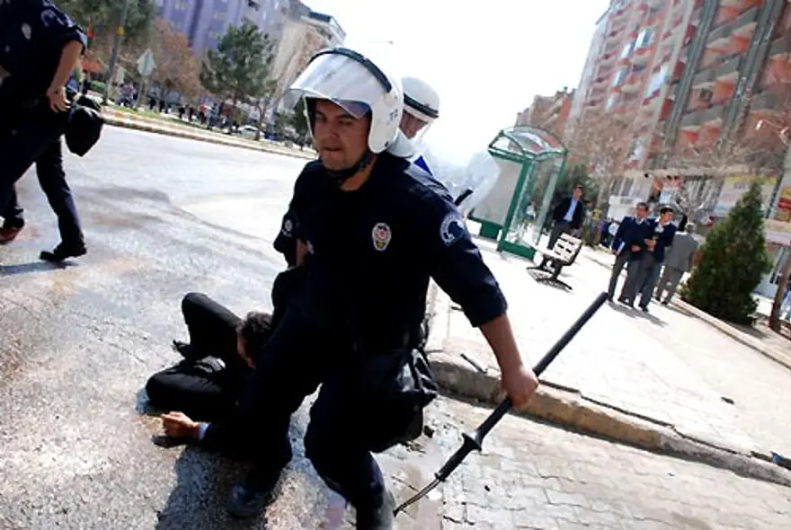 Yağmur altında itaatsizlik ve tekme 8