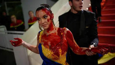 Cannes'da kırmızı halıda kanlı Ukrayna protestosu