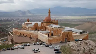 Ünlü mankenler, Doğubayazıt'taki dijital defilede buluşuyor