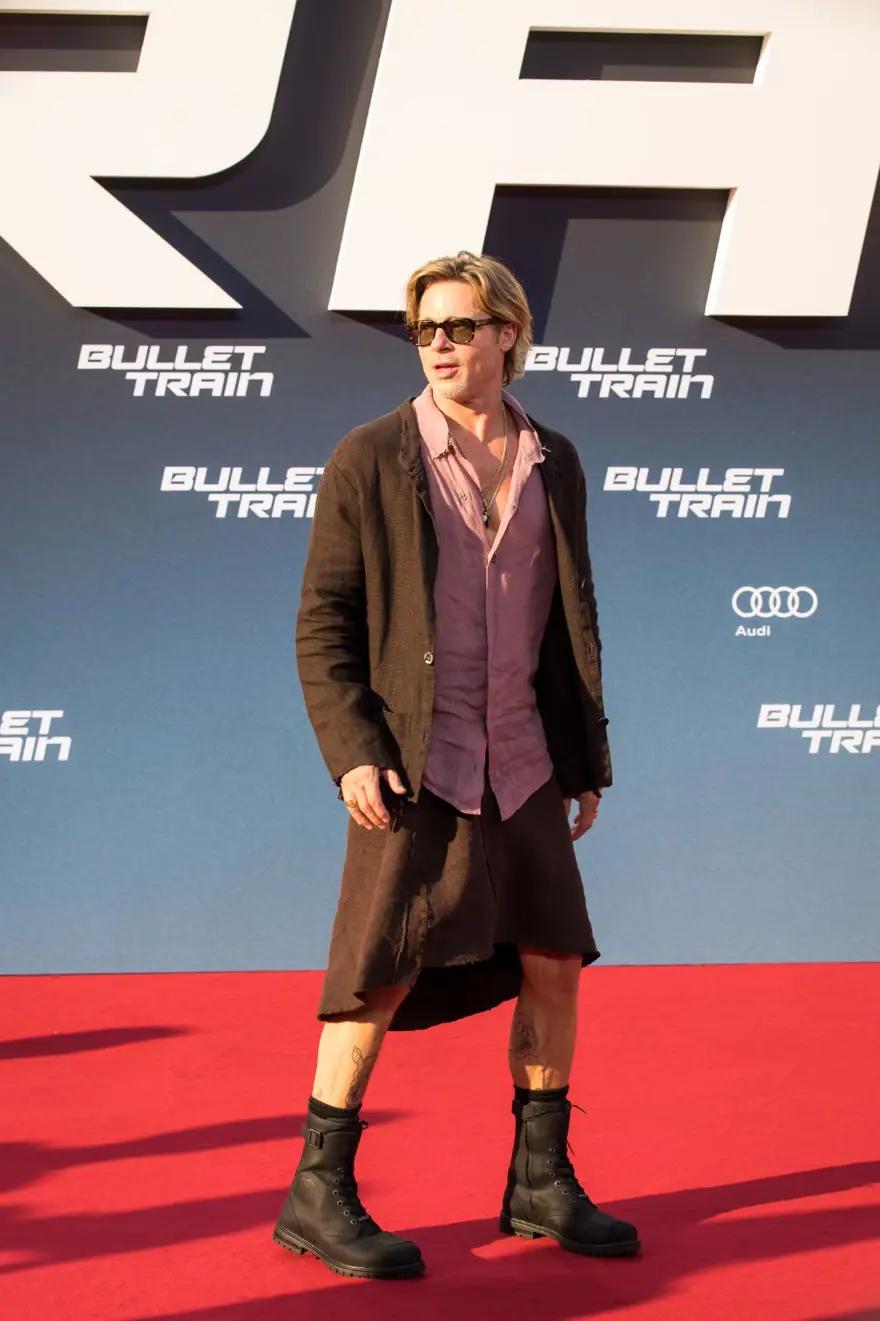 Brad Pitt filminin galasında neden etek giydiğini açıkladı 3 Brad Pitt filminin galasında neden etek giydiğini açıkladı 3