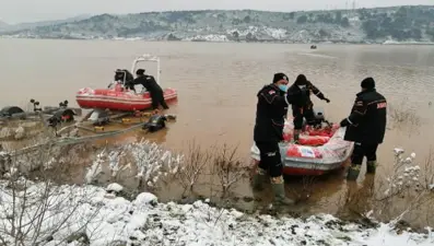 Suya kapılan araçtaki 2 kişi kayıp
