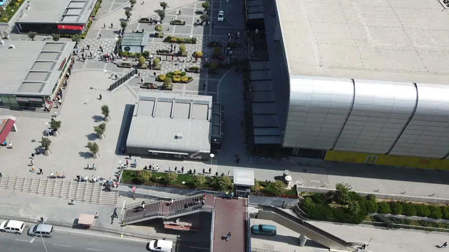 AVM'ler kapılarını açtı: Metrelerce kuyruk oluştu 