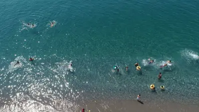 Van Gölü'nün mavi bayraklı plajına tatilci akını