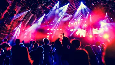 İstanbul'da nostalji rüzgari: 90'lı yılların efsane isimleri aynı sahnede