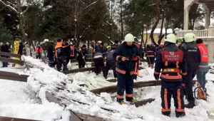 Ataköy 5. Kısım Camii'nde tente çatı çöktü