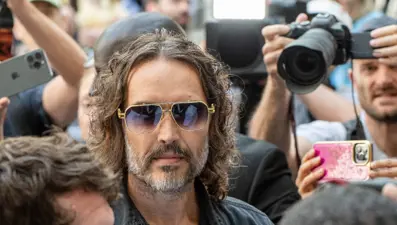 Tecavüz ve tacizle suçlanıyor: Russell Brand hakim karşısında