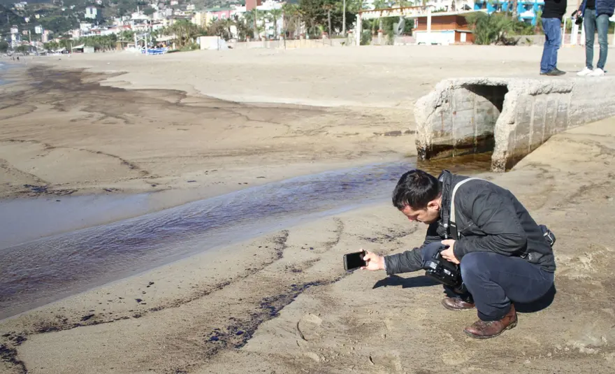 Alanya'daki mavi bayraklı plaja kalorifer yakıtı sızdı 2