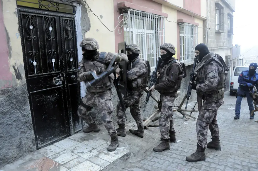 200 polisle şafak operasyonu 200 polisle şafak operasyonu