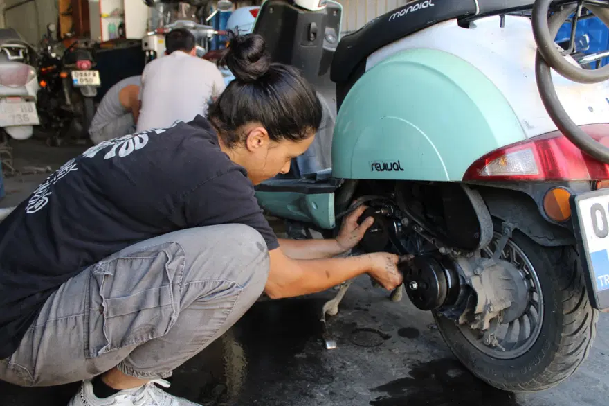 Eşi çırak bulamıyordu: 33 yaşındaki Hayriye Motor ustası oldu 2 Eşi çırak bulamıyordu: 33 yaşındaki Hayriye Motor ustası oldu 2