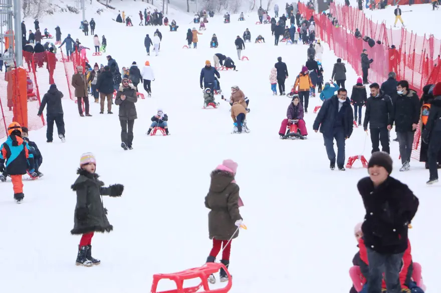 Palandöken'de sömestir tatilinin son günlerinde yoğunluk 