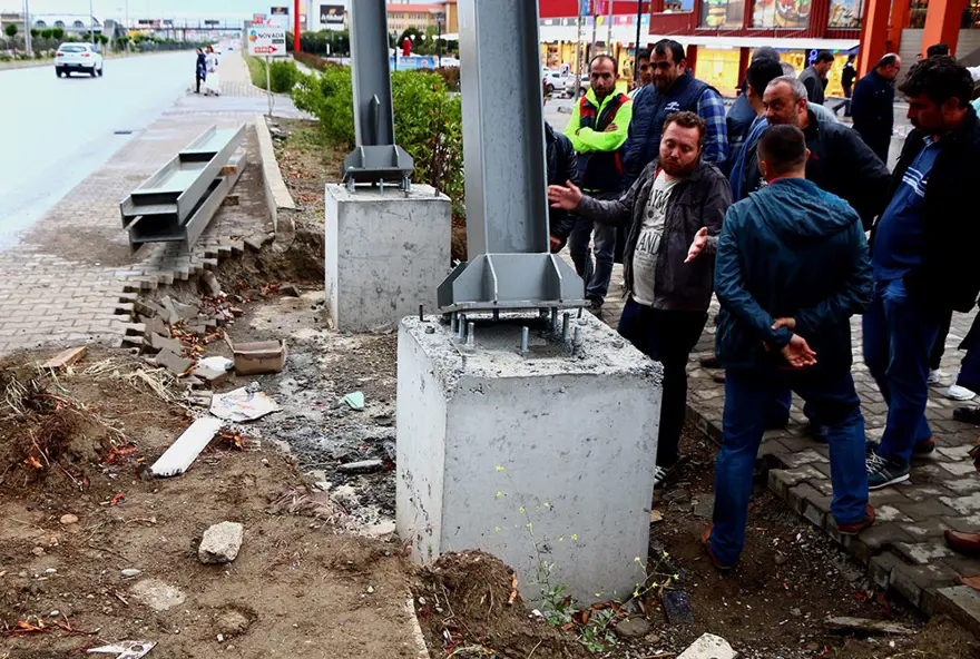 Kamyon taşıyan TIR üst geçide çarptı 2