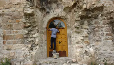 1200 yıllık tarihi yapıdaki çalışmalar bitti: İçerisini görmek isteyen taşın üzerine çıkıyor