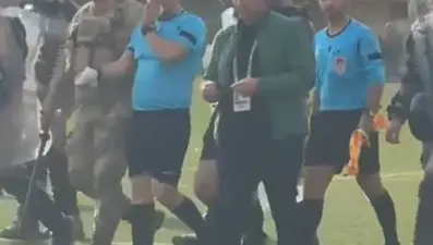 Bitiş düdüğü çaldı saha karıştı: Hakemin burnu kırıldı, jandarma müdahale etti