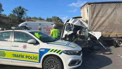 Servis minibüsü kamyona çarptı: 1 ölü, 5 yaralı