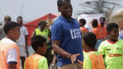 Didier Drogba Kolombiya'da çocuklarla bir araya geldi