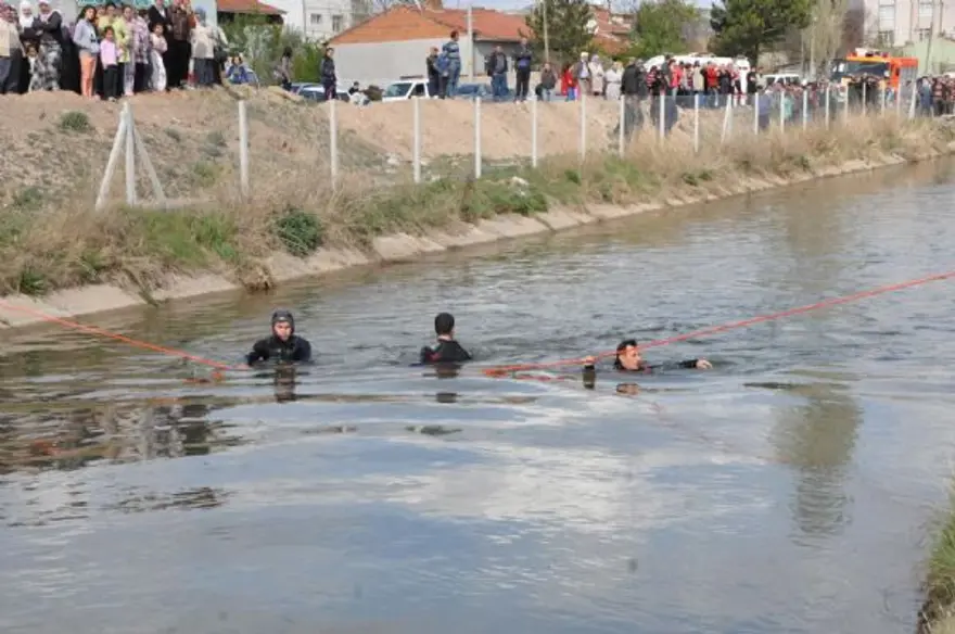 İki kız öğrenci kanala atladı, biri öldü 7