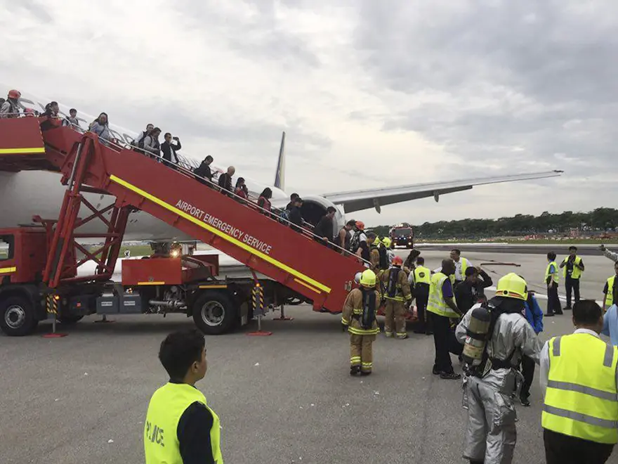 Singapur uçağı pistte alev aldı 5