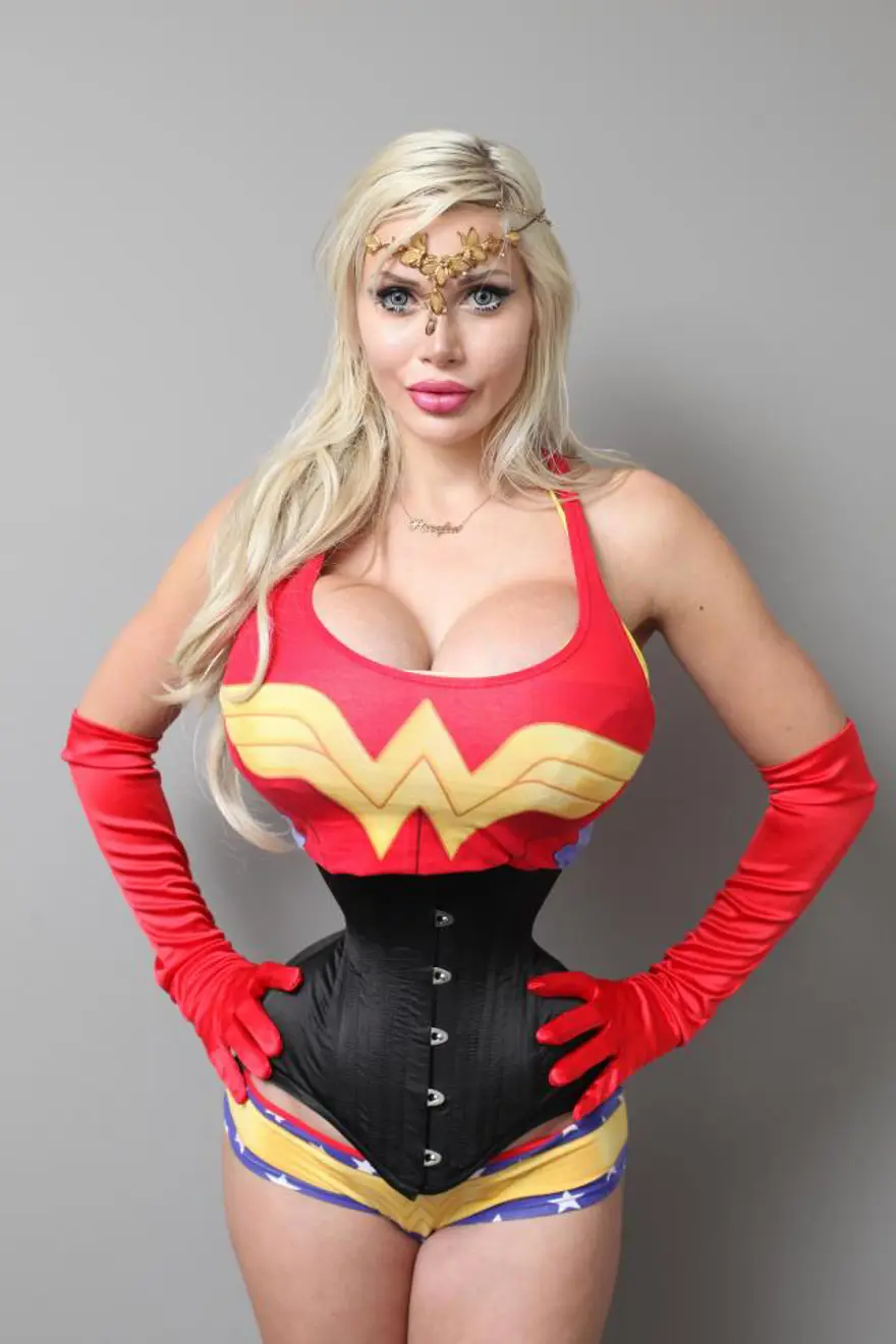 Wonder Woman’a benzemek için altı kaburgasını aldıran Pixee Fox'un son hali Wonder Woman’a benzemek için altı kaburgasını aldıran Pixee Fox'un son hali