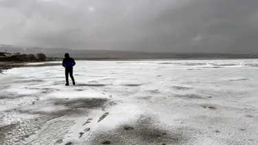 Ardahan'da Aktaş Gölü'nün yüzeyi kısmen buz tuttu
