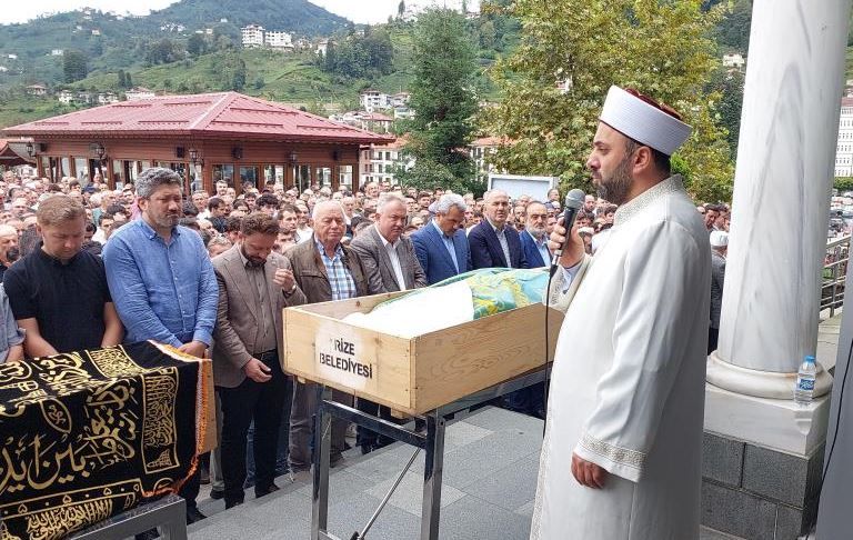 Okulun 4. katından merdiven boşluğuna düşen kız çocuğu son yolculuğuna uğurlandı