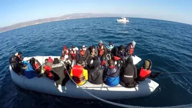 Muğla açıklarında lastik bottaki 15 düzensiz göçmen kurtarıldı
