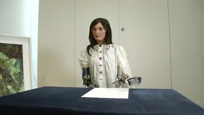 Ressam robot 'Ai-Da' 15 eserden oluşan ilk sergisini açtı