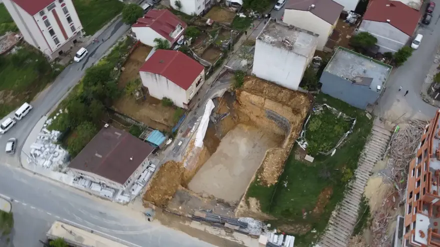 İstanbul’da temel kazısı sırasında yol çöktü 4