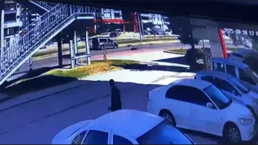 Yolun karşısına geçerken hafif ticari araç çarptı