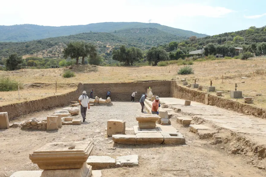 Metropolis Antik Kenti'nde yeni bulgu: 1800 yıllık yapı bulundu 