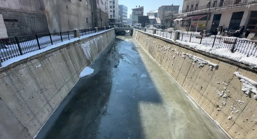 Yüksekova'da dereler dondu: Buz sarkıtlarının boyu 2 metreyi geçti 4