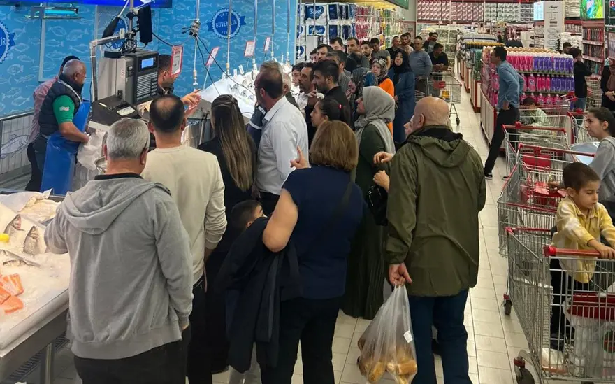 Kilosu 50 liraya düşünce akın ettiler: Uzun kuyruklar oluştu 1 Kilosu 50 liraya düşünce akın ettiler: Uzun kuyruklar oluştu 1