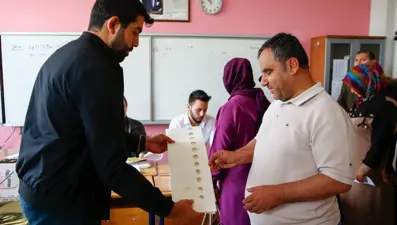 Görme engelliler oylarını özel şablonla kullandı