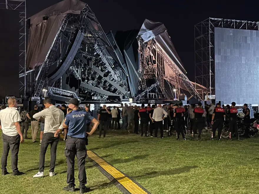 İzmir'de Tarkan konseri için kurulan sahne çöktü 13