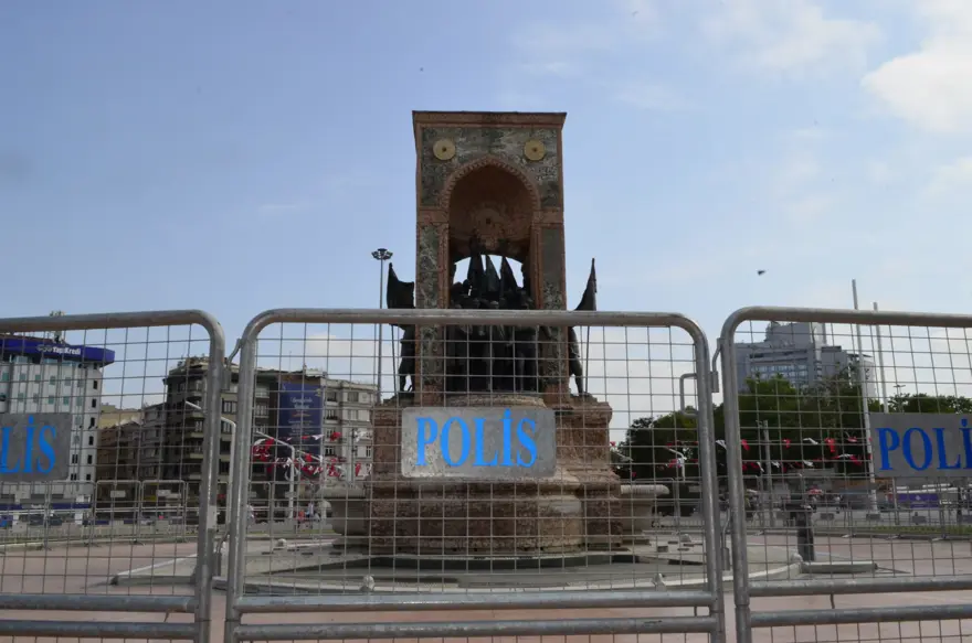 Taksim'de bariyerli önlem 3