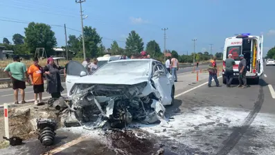 Refüje çarpıp yandı, sürücü ile eşi yaralandı