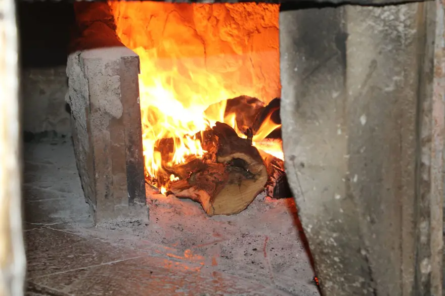 45 derecelik sıcakta zorlu mesai: 250 derecelik fırınların önünde üretiyorlar 1 45 derecelik sıcakta zorlu mesai: 250 derecelik fırınların önünde üretiyorlar 1