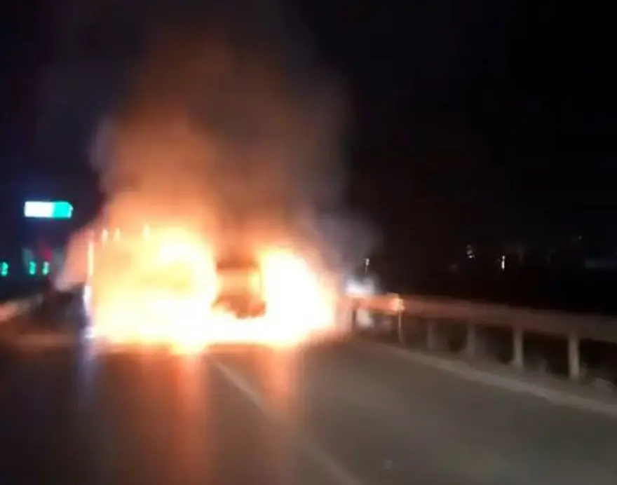 Seyir halindeki araç yandı 1