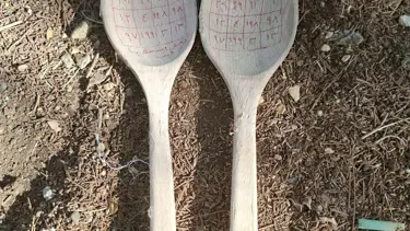 Kaşıklar, kuzu kafaları, kadın figürleri... Mezarlıklardan çıkan "büyüler" hayrete düşürüyor