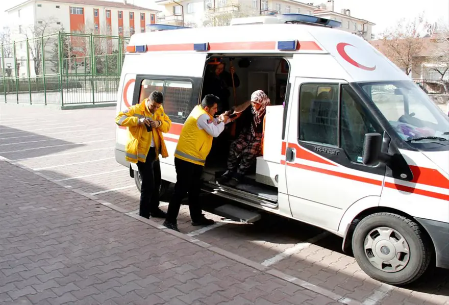 113 yaşındaki kadın ambulansla götürüldü 4 113 yaşındaki kadın ambulansla götürüldü 4