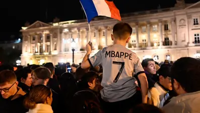 Fransa Milli Takımı'nı Paris'te yaklaşık 50 bin taraftar karşıladı