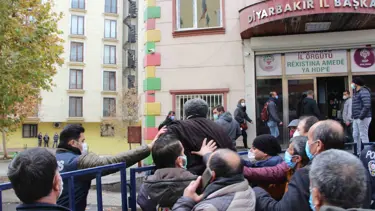 Diyarbakır'da HDP il binası önünde gerginlik